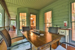 Bear Necessity - Screened in Dining Area