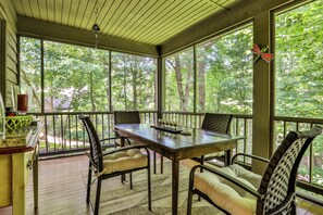 Bear Necessity - Screened in Porch Area
