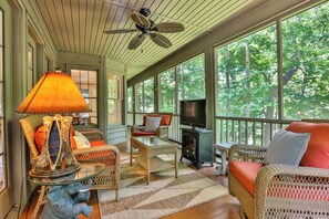 Bear Necessity - Screened in Porch Area