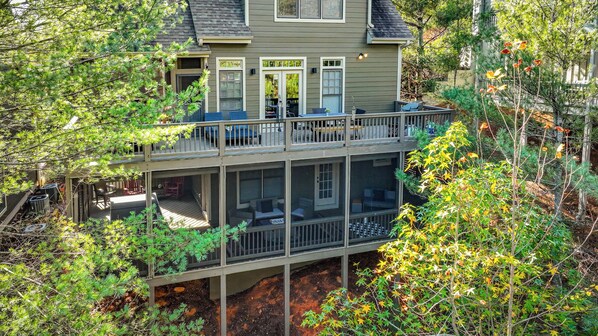 Bear Pause Cottage - Exterior View