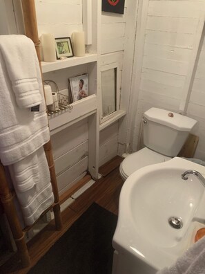 Fluffy white towels, 3 ply tp and some amenities provided.