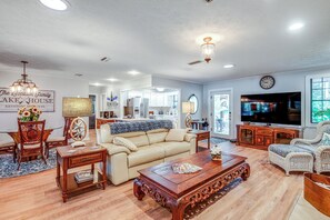 Living Room | Free WiFi | Central A/C & Heat