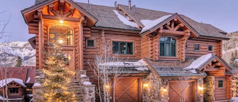 1.0-125-tristant-mountain-village-exterior-front-winter