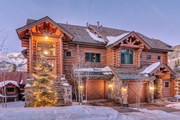 1.0-125-tristant-mountain-village-exterior-front-winter