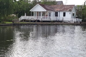 NOOSA SOUND FABULOUS WATERSIDE BUNGALOW ON RIVER BURE HORNING NORFOLK BROADS.