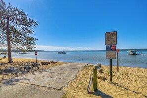 Higgins Lake Boat Ramp & Beach | 0.3 Mi Away