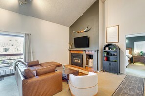 Living Room | Gas Fireplace (Decorative) | Smart TV