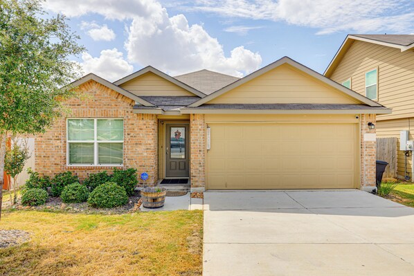 San Antonio Vacation Rental | 4BR | 2BA | 1,703 Sq Ft | 2 Steps to Enter