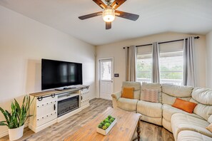 Living Room | Smart TV | Fireplace | Central Heating & A/C | Free WiFi