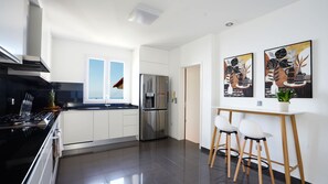 Sleek modern kitchen with high-end appliances, ample counter space, and stylish cabinetry, designed for both functionality and elegance #fullyequipped