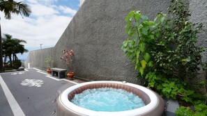 Outdoor jacuzzi with ocean views, Perfect for unwinding and enjoying serene sunsets. #nostracasa