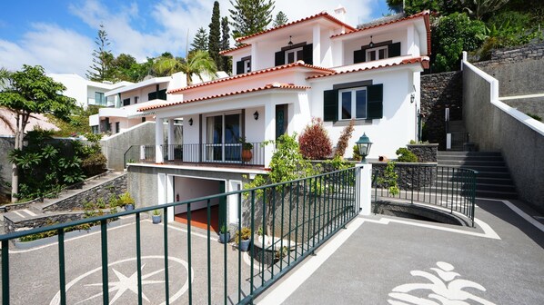 NostraCasa by LovelyStay is a charming three-story Madeiran home with 4 bedrooms, a modern kitchen, jacuzzi, garage, and stunning ocean views. Ideal location for a relaxing, authentic island experience. #oceanview #jacuzzi