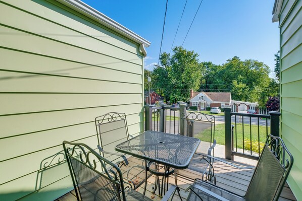 Woodbridge Vacation Rental | 2BR | 1BA | 840 Sq Ft | 5 Steps Required