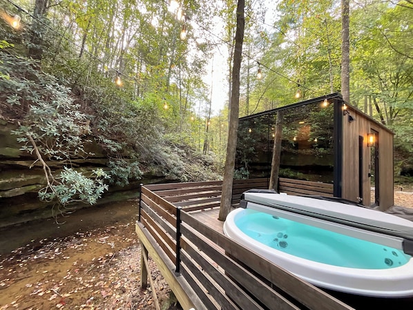 Outdoor spa tub