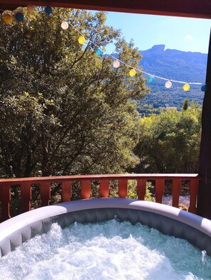 Outdoor spa tub
