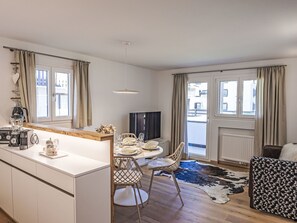 Eigentum, Möbel, Fenster, Holz, Cabinetry, Interior Design, Stuhl, Bilderrahmen, Schatten