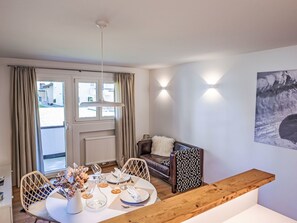 Table, Propriété, Vaisselle, Bois, Éclairage, Design Intérieur, Sol, Sol, Rideau, Salon