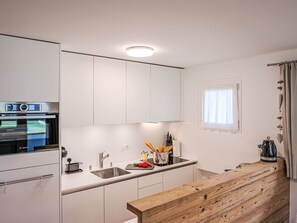 Cabinetry, Comptoir, Propriété, Évier, Robinet, Evier, Fenêtre, Cuisinière, Bois, Cuisine