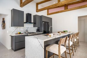 Love to cook on vacation? Our villa’s fully equipped kitchen has everything you need for your culinary creations. From modern appliances to ample counter space, this sleek, stylish kitchen is perfect for whipping up delicious meals.
