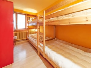 Möbel, Gebäude, Komfort, Holz, Orange, Interior Design, Fussboden, Haus, Bettrahmen, Fenster