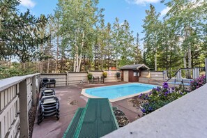 Community: Seasonal outdoor pool
