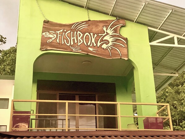 Fishbonz Paradise Lodge