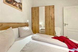 Schlafzimmer mit Doppelbett