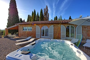 Building Exterior, Hot Tub, Outdoor