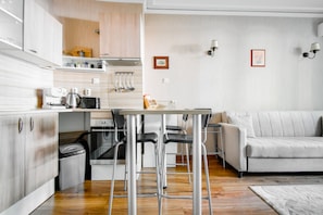 Channel your inner chef in our fully equipped kitchen! Have a quick breakfast at the bar or cook up a feast—it’s all here for you.