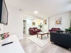 London 3 Bedroom 3 Bathroom Flat w/ Private Garden- Maida Vale, near Paddington