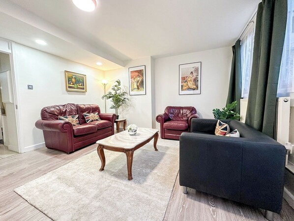 London 3 Bedroom 3 Bathroom Flat w/ Private Garden- Maida Vale, near Paddington