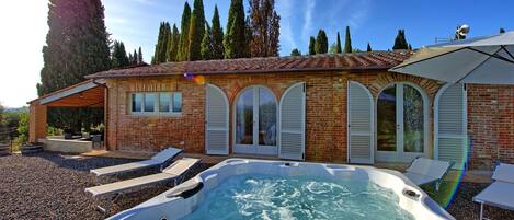 Building Exterior, Hot Tub, Outdoor