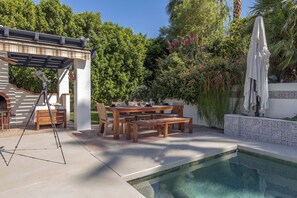 K0017 - Outdoor Dining Poolside