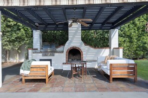 K0017 - Outdoor Fireplace Seating Area