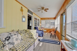 enclosed porch / entry way 