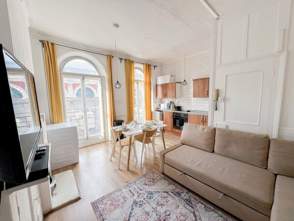 3 Bedroom Flat  A short walk away to Barbican Centre near Farringdon Old St