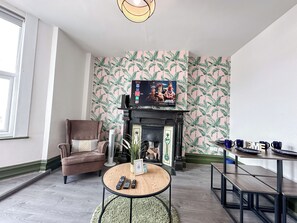 2 Bedroom Flat with indoor fireplace in Shepherds Bush, near White City London