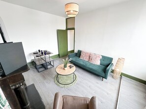 2 Bedroom Flat with indoor fireplace in Shepherds Bush, near White City London