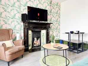 2 Bedroom Flat with indoor fireplace in Shepherds Bush, near White City London