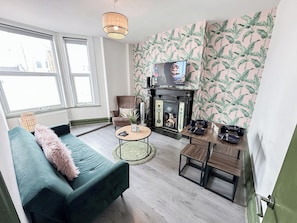 2 Bedroom Flat with indoor fireplace in Shepherds Bush, near White City London