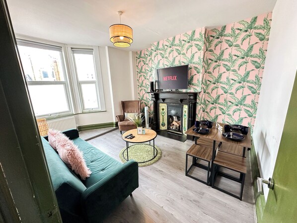 2 Bedroom Flat with indoor fireplace in Shepherds Bush, near White City London