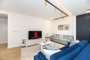 Lavish 2BDR Flat w/ Private Balcony Lift and Fast Wifi in Clerkenwell Barbican
