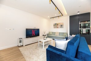 Lavish 2BDR Flat w/ Private Balcony Lift and Fast Wifi in Clerkenwell Barbican
