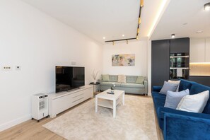 Lavish 2BDR Flat w/ Private Balcony Lift and Fast Wifi in Clerkenwell Barbican
