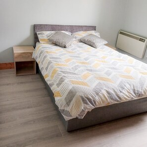 Seamount Holiday Village No.26 , Double bed, wooden floors, storage heating. Seaside Holiday Home County Wexford 