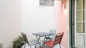 Enjoy the sun and breeze of Lisbon in this amazing patio #sun #breeze #portugal #pt #lisbon