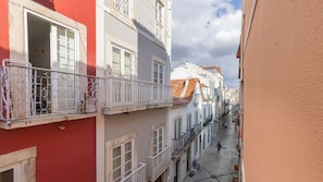 The room faces a typical Lisbon quiet street, with no traffic to wake you up during your rest.
#quiet #streetview #typical #culture #portugal #pt #lisbon