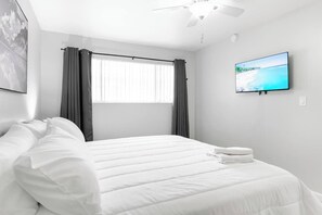 Master Bedroom
TV 43''