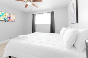 Queen Bedroom
TV 43''