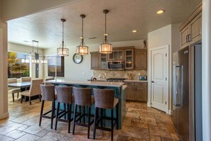 With all the essentials for cooking at your fingertips and large windows framing the stunning views, it's a delightful space to gather and create culinary delights.